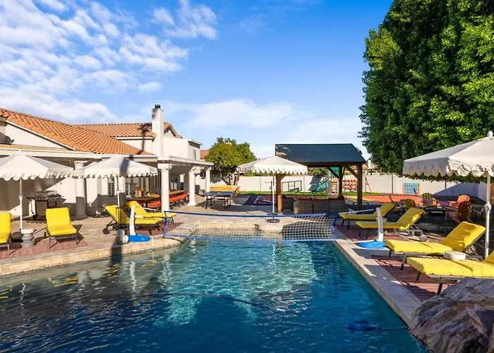 Sleeps 19 Pool Sport Court Putt Putt Gym *