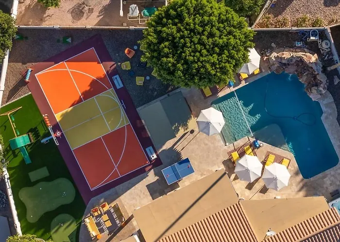 Sleeps 19 Pool Sport Court Putt Putt Gym Holiday home *